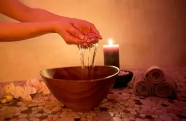 Spa treatment with warm water bowl and candle at Erotische Massagen in Berlin