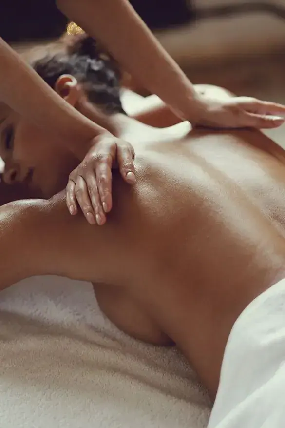 A woman receiving an oil back massage at Yasmine Institute in Paris